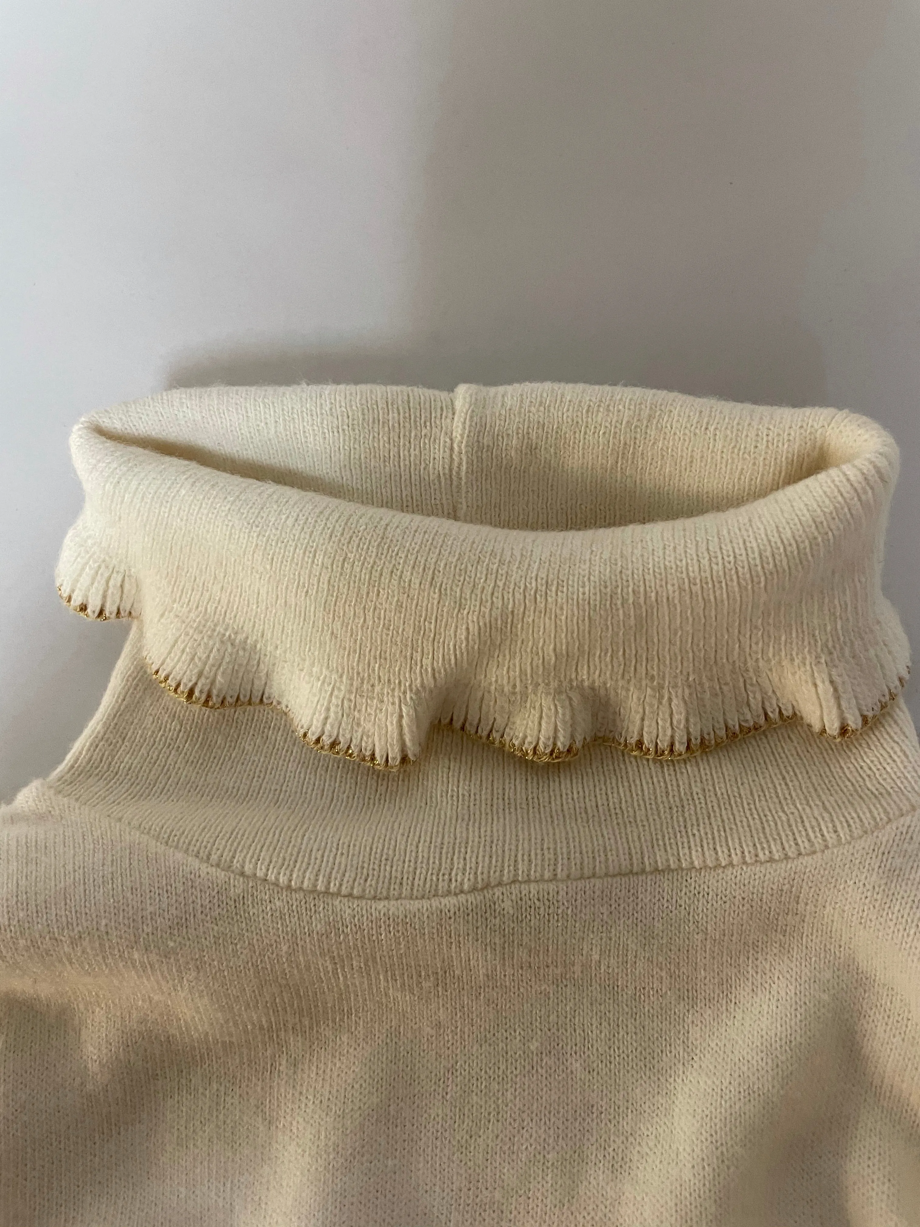 <€€*^ Girls Medium Sz 10T-12T Sears Roebuck Ivory Long Sleeve Sweater Turtleneck Gold Thread